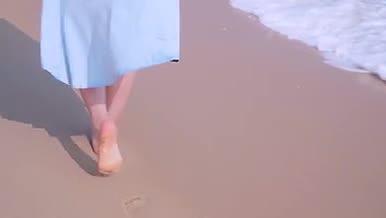 女孩大海沙滩新走素材视频的预览图